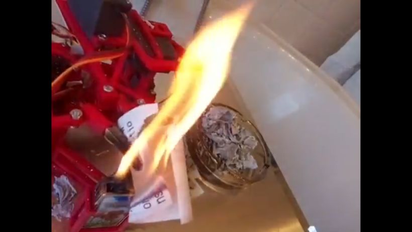 [Video] Robot que imprime y quema todas las publicaciones de Trump es sensación en Twitter