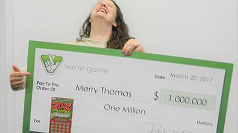 Compró un boleto para enseñar a una amiga a jugar lotería y ganó un millón de dólares