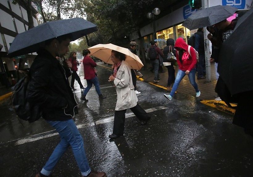 Mañana lloverá en Santiago: no hay riesgo de aludes