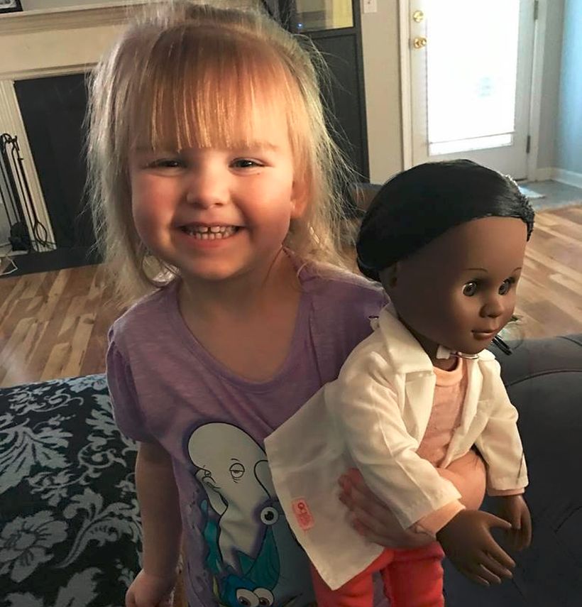 Una cajera quiso discriminar a su muñeca y esta niña la puso en su lugar