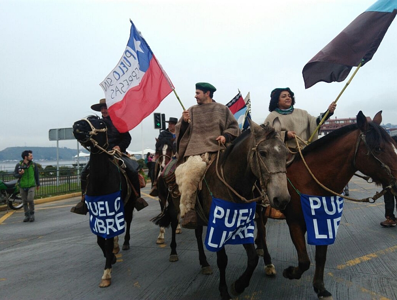Cabalgata en defensa del valle del río Puelo se encontró con opositores en Puerto Montt