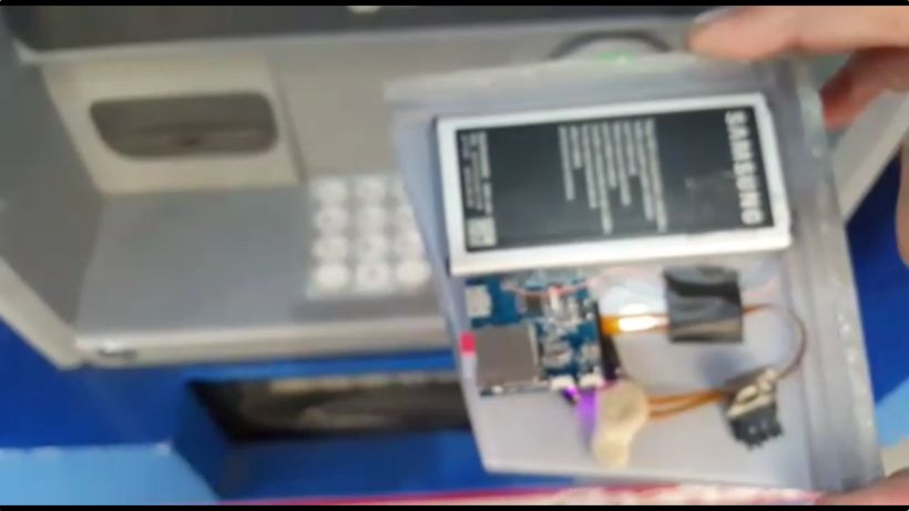 Video explica cómo identificar un cajero automático listo para clonar tarjetas