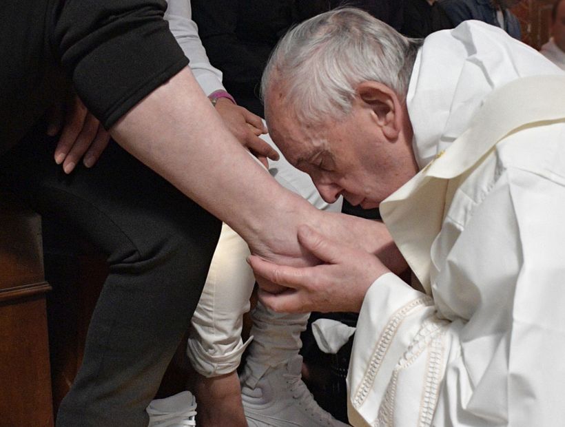 Semana Santa: el papa Francisco lavó los pies de una decena de reclusos