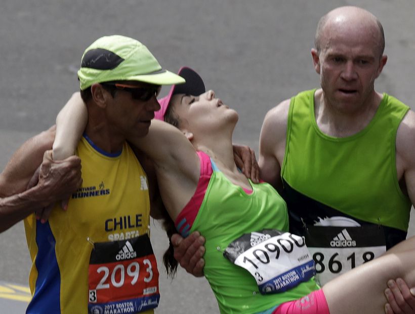 [VIDEO] Atleta chileno ayudó a corredora a terminar la Maratón de Boston