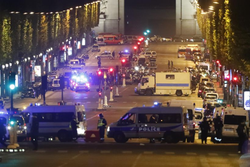 Hollande tras tiroteo en París: las pistas apuntan a un ataque de 