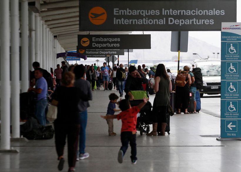Aeropuerto de Santiago cambiará salida internacional por presencia de taxis piratas