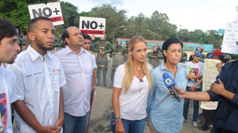Venezuela: esposa de opositor López denunció que está aislado hace un mes