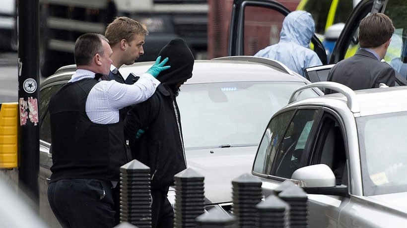 Policía británica detuvo a hombre que portaba cuchillos en el barrio gubernamental de Londres