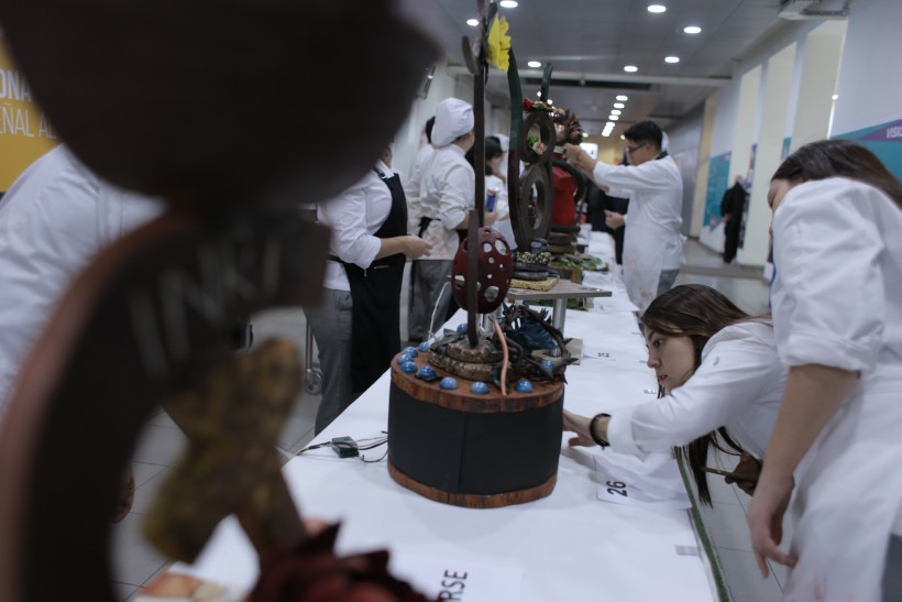Con más de mil kilos de chocolate hicieron 38 esculturas: las exponen hasta esta noche