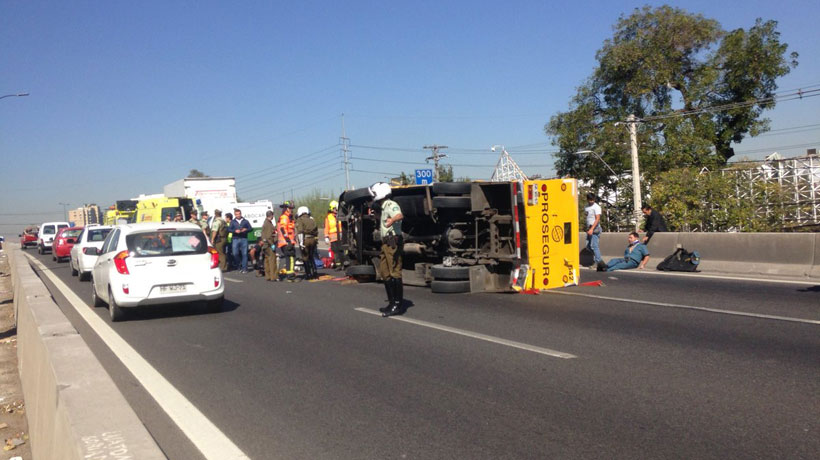 Un camión Prosegur se volcó en la Autopista Central: un vigilante murió