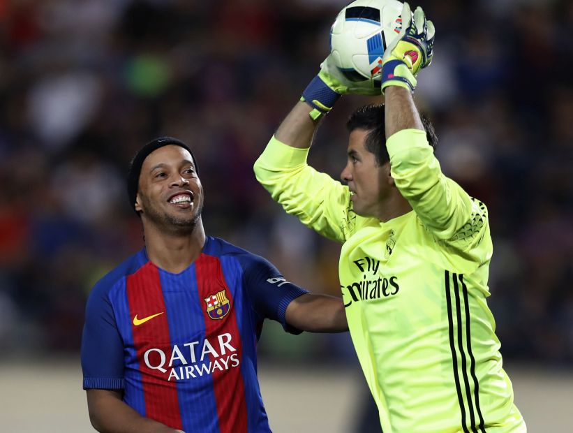 La espectacular asistencia sin mirar de Ronaldinho en el clásico de leyendas del Barcelona