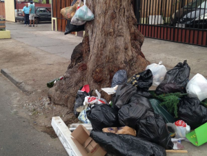 Gran cantidad de basura se reunió en las calles de Arica