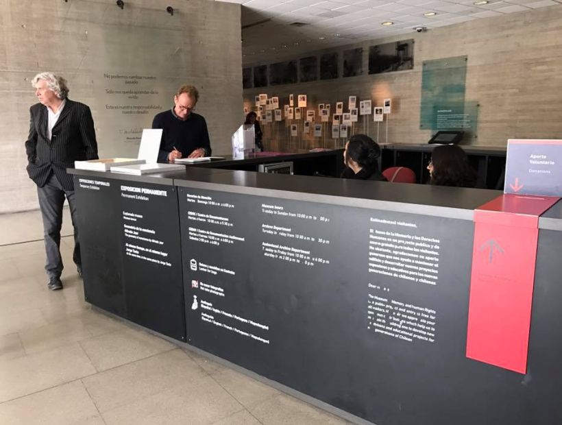 Sting llegó a Chile y visitó el Museo de la Memoria y los Derechos Humanos