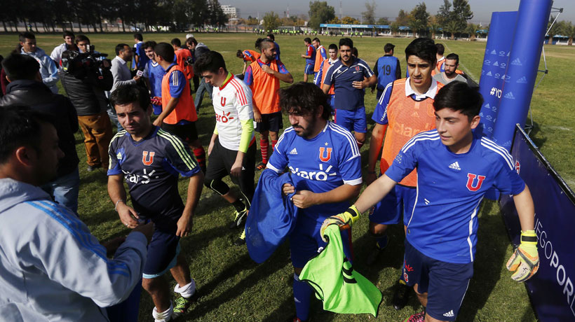 Prueba para formar equipo de hinchas de la U convocó a 500 fanáticos en Santiago