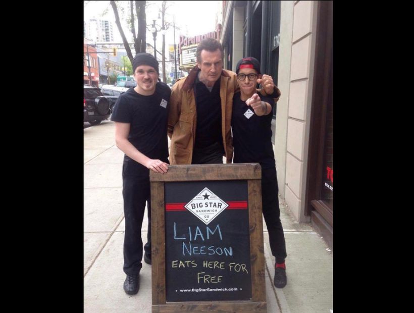 Local de Canadá ofrecía comida gratis para Liam Neeson y el actor apareció