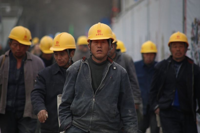 Una empresa china recorta el sueldo a sus empleados si no ven las noticias