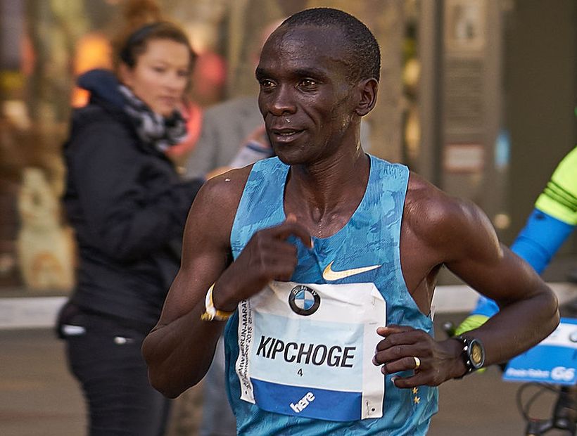 Maratonista keniata estuvo a 25 segundos de romper un récord mundial