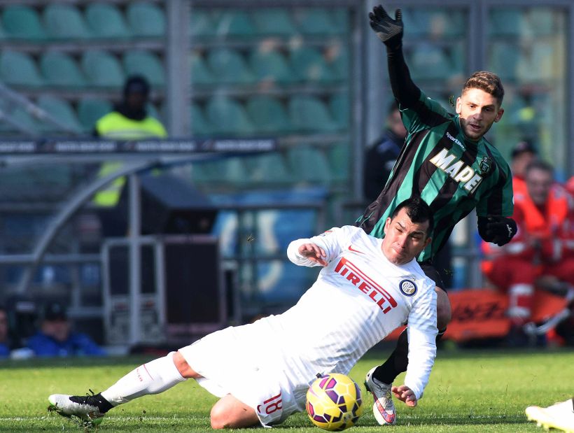 Medel fue amonestado en derrota del Inter ante el Genoa de Pinilla