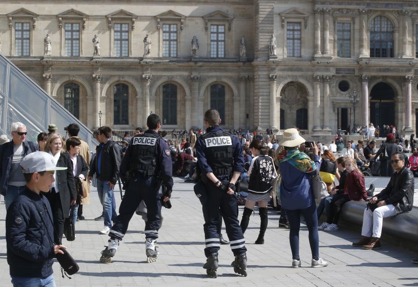 Elecciones Francia: evacuaron explanada del Louvre donde Macron esperará resultados