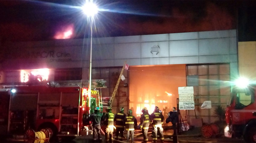 Bomberos controló incendio en bodegas en San Joaquín