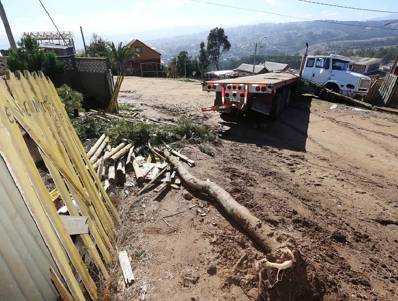 Camión chocó contra un vehículo, un árbol y la reja de una casa en ...