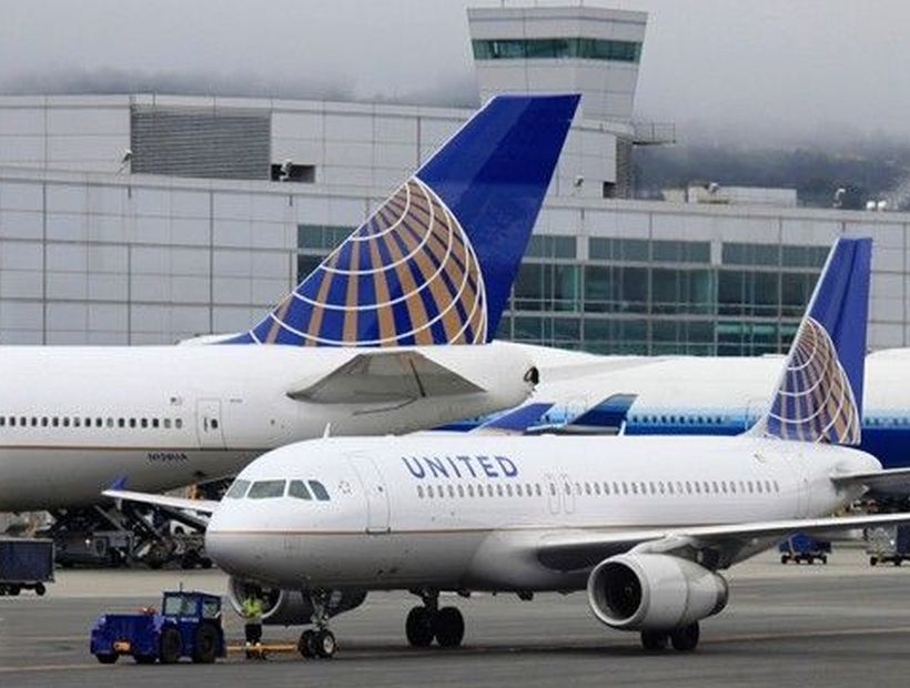 Mujer denunció que fue obligada a orinar en una taza en un vuelo de United Airlines