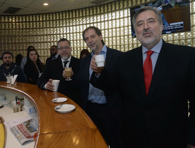 Con un café en el Congreso Guillier superó sus diferencias con el PPD: "Ya nos abuenamos" Con un café en el Congreso Guillier superó sus diferencias con el PPD: "Ya nos abuenamos"