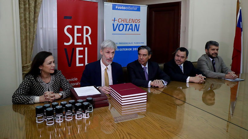 Servel entregó libros de actas para las 112 Juntas Electorales en el extranjero