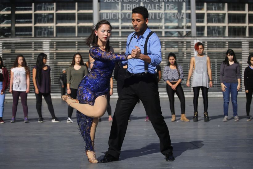 Bailarina que fue esposada en estación de Metro en Santiago presentó acciones legales