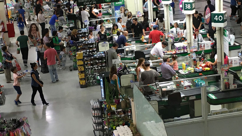 Lavín sumó a supermercados para terminar con las bolsas de polietileno en Las Condes