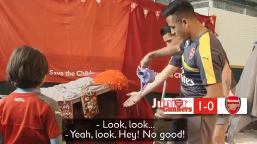 No quiere perder en nada: Alexis compitió y bromeó con niños para armar una carpa
