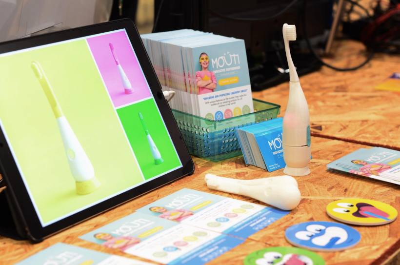 Emprendedores del Maule impulsan un cepillo de dientes educativo para niños