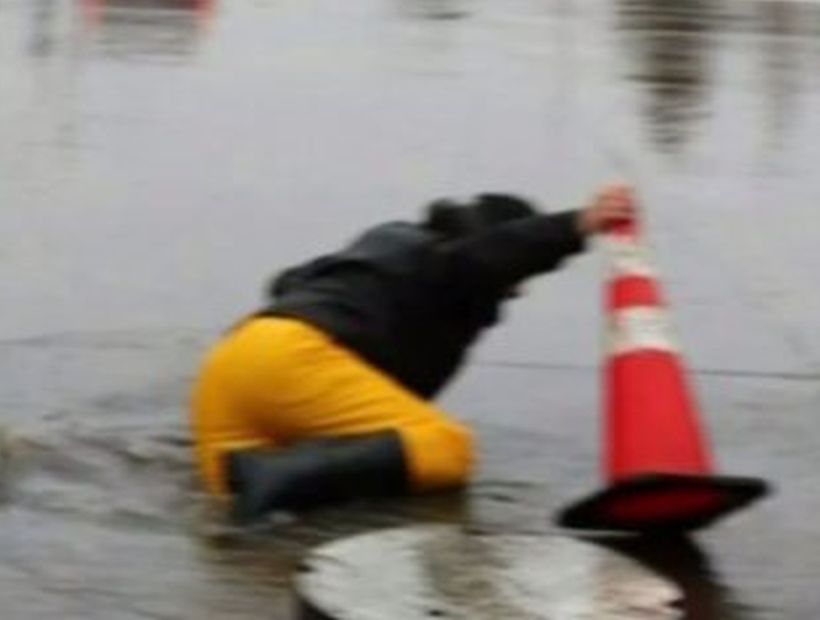 René de la Vega casi cayó por un alcantarillado cuando trabajaba en una calle inundada de Conchalí