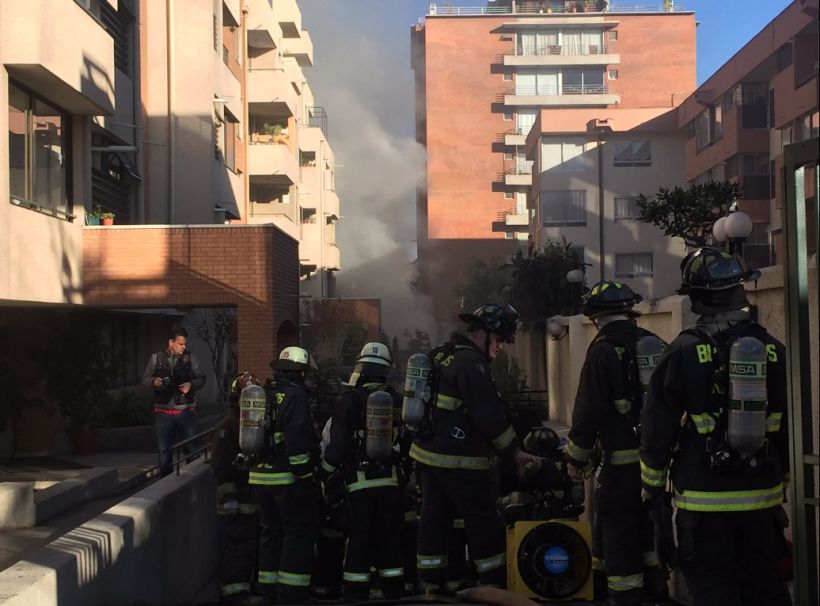 Incendio en subterráneo de edificio en Ñuñoa obliga a evacuar a los residentes