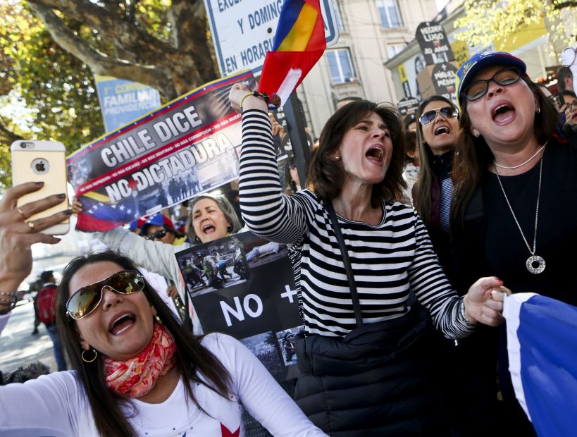 Manifestación en la embajada de Venezuela en Chile terminó en incidentes