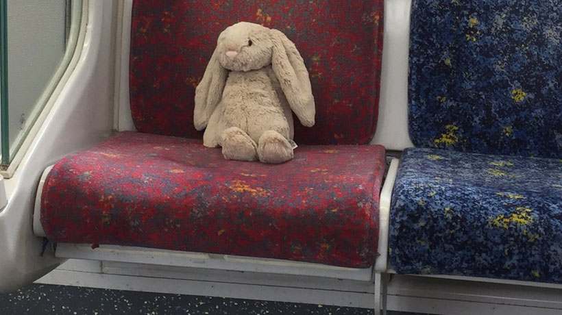 Australia: campaña en Twitter reunió a una niña con su conejo de peluche perdido en el metro