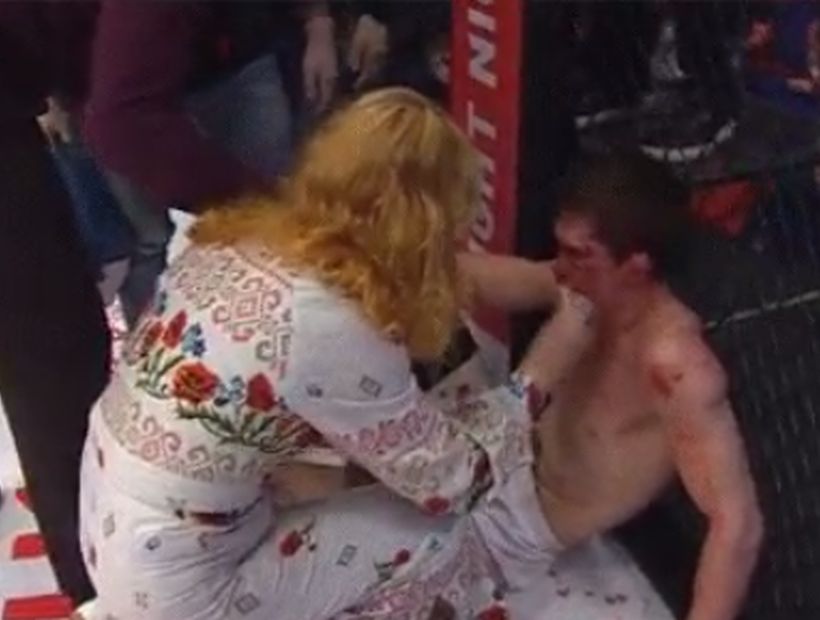 Mamá retó a luchador luego de perder pelea y quedar con la cara ensangrentada