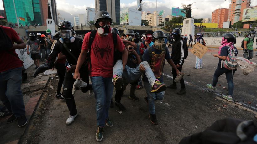 Al menos 36 heridos, entre ellos un diputado, en marcha opositora en Caracas