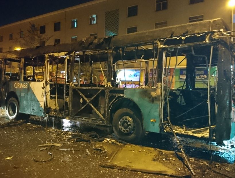 Sujetos quemaron un bus del Transantiago en Estación Central