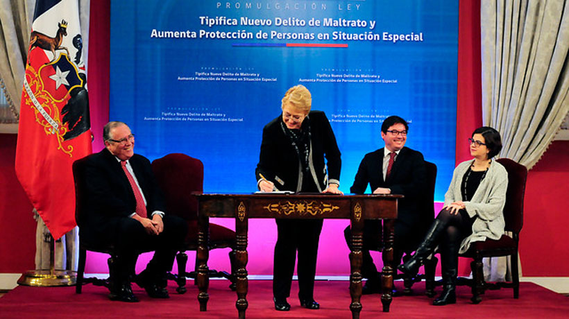 Bachelet promulgó la ley de maltrato contra niños, discapacitados y adultos mayores