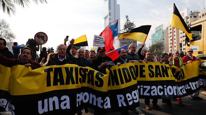 Taxistas protestan contra Uber y Cabify en Santiago