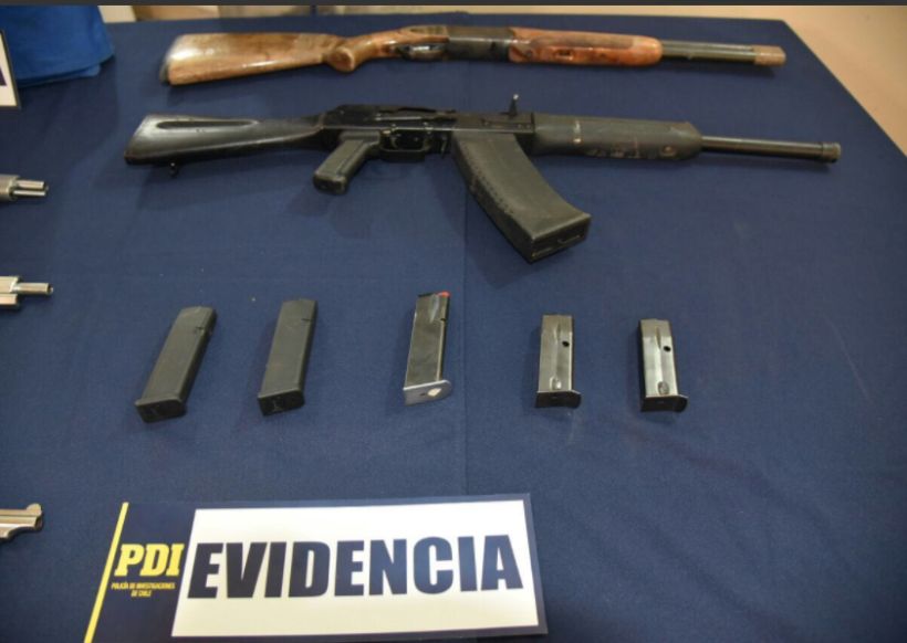 PDI incautó hasta fusiles en allanamiento vinculado a bandas narcos en Santiago