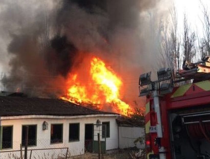Incendio en fábrica y en restaurant de Calera de Tango dejó a dos personas heridas