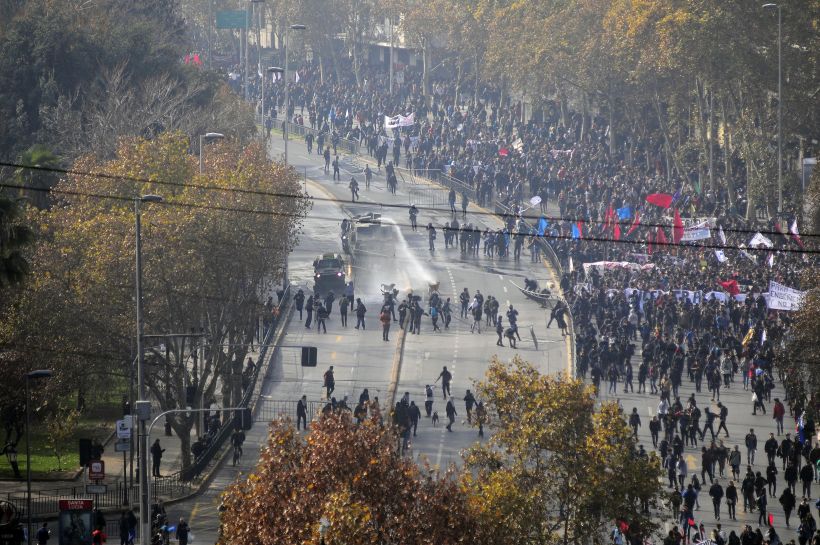 Incidentes en Santiago tras manifestación convocada por cuenta pública