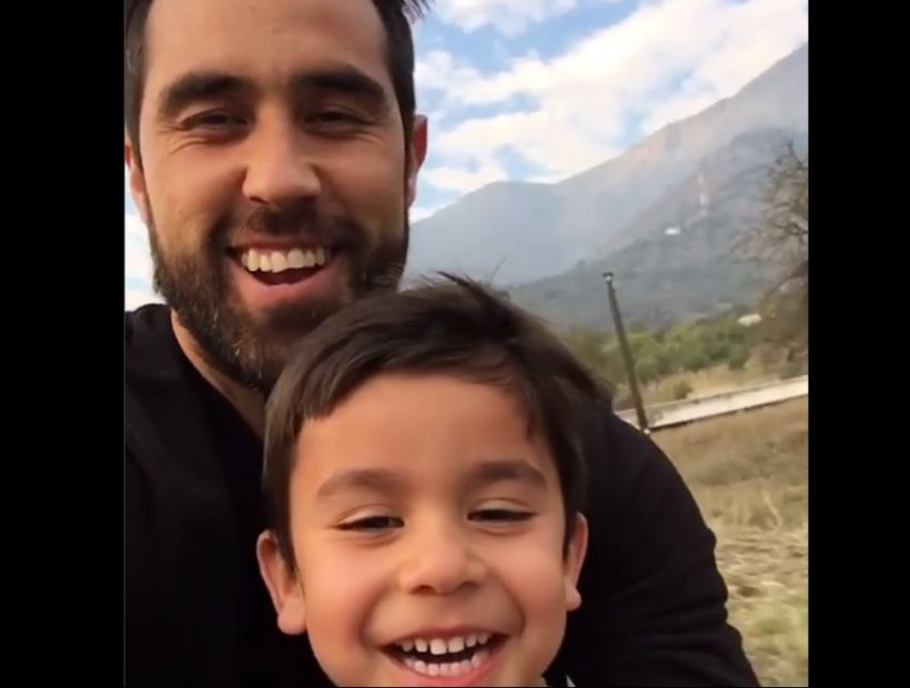 [VIDEO] Bravo disfrutó junto a su hijo en mini montaña rusa