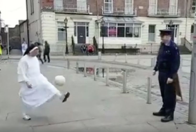 [VIDEO] Una monja y un policía jugaron a la pelota en una calle de Irlanda