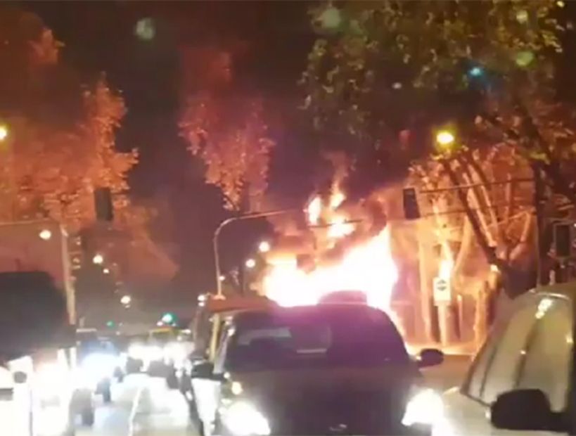 Desconocidos quemaron un bus del Transantiago en Macul