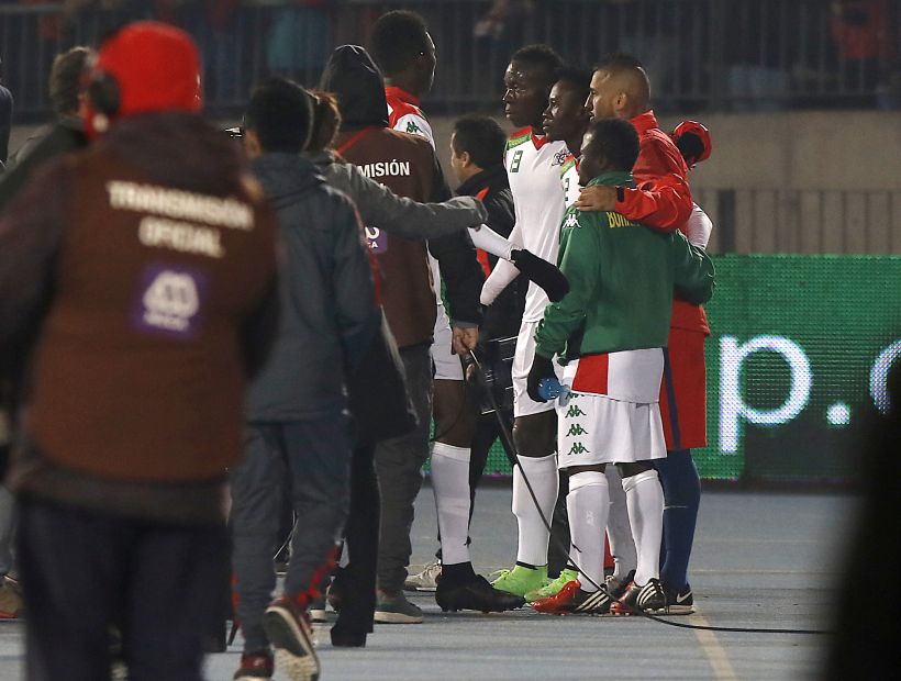 Jugadores de Burkina Faso le pidieron fotos a Arturo Vidal tras el partido en el Nacional