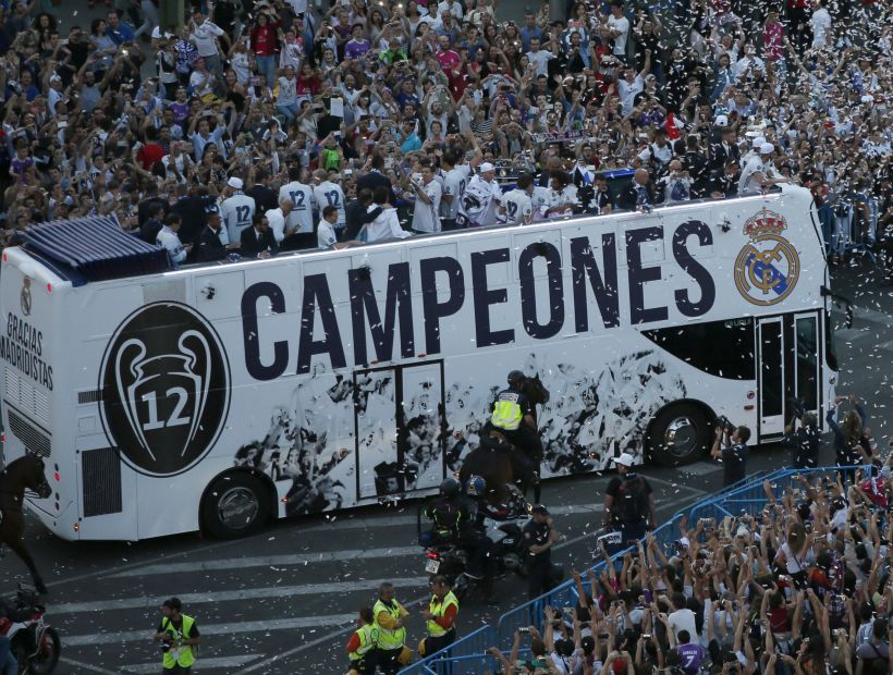 El Real Madrid celebró el histórico doblete con su hinchada