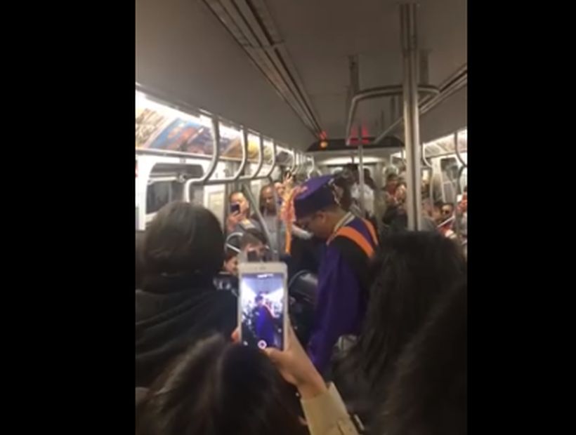 No alcanzó a llegar a su graduación y los pasajeros del metro de Nueva York le dieron una sorpresa